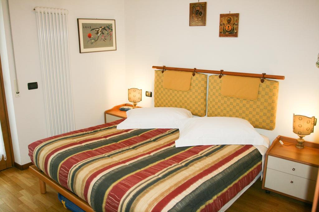 Appartamento Lombardi Riva del Garda Habitación foto